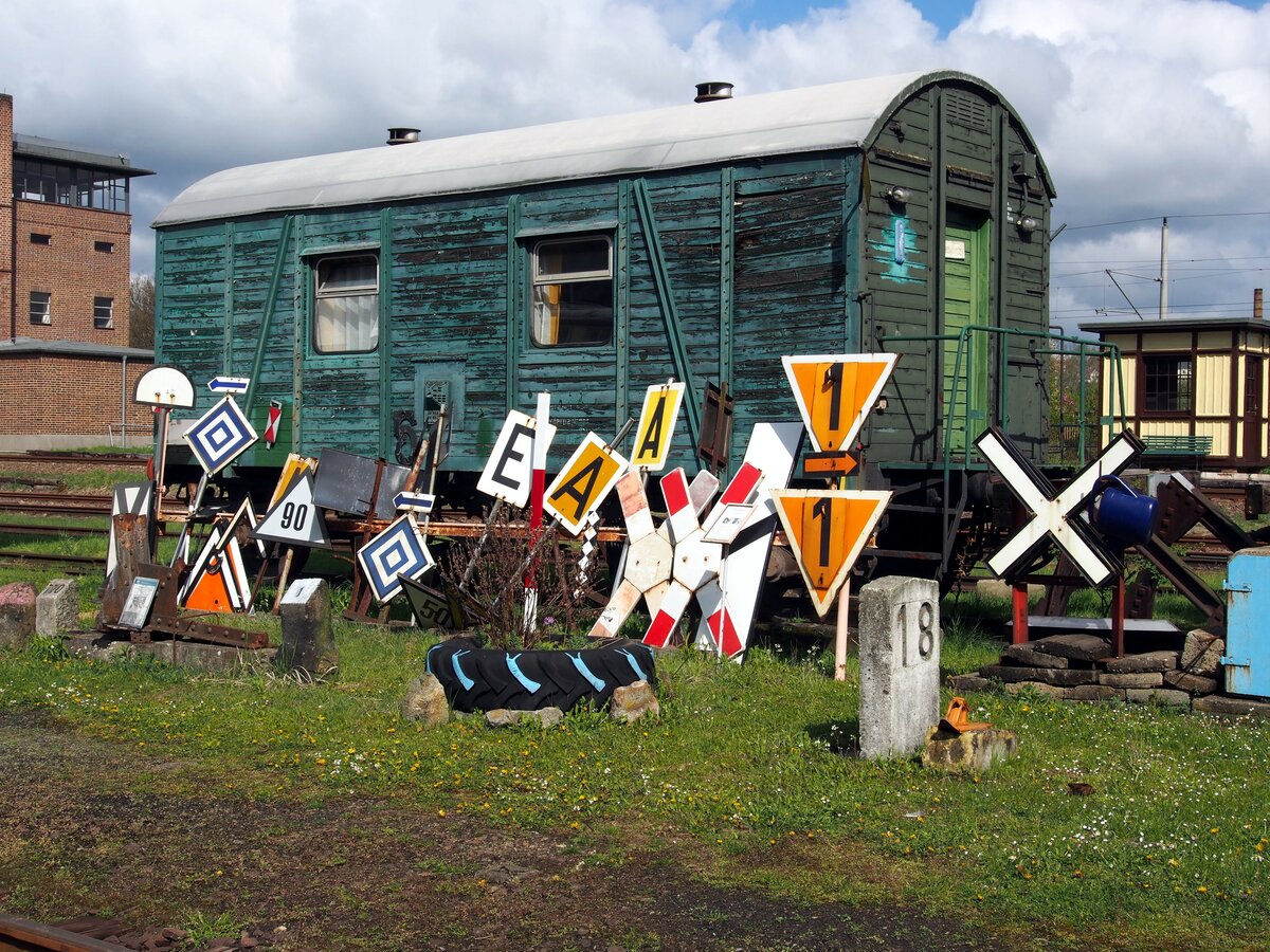 Bauwagen mit Eisenbahnschildern dekoriert im S�chsischen Eisenbahnmuseum in Chemnitz am 19.04.2017.