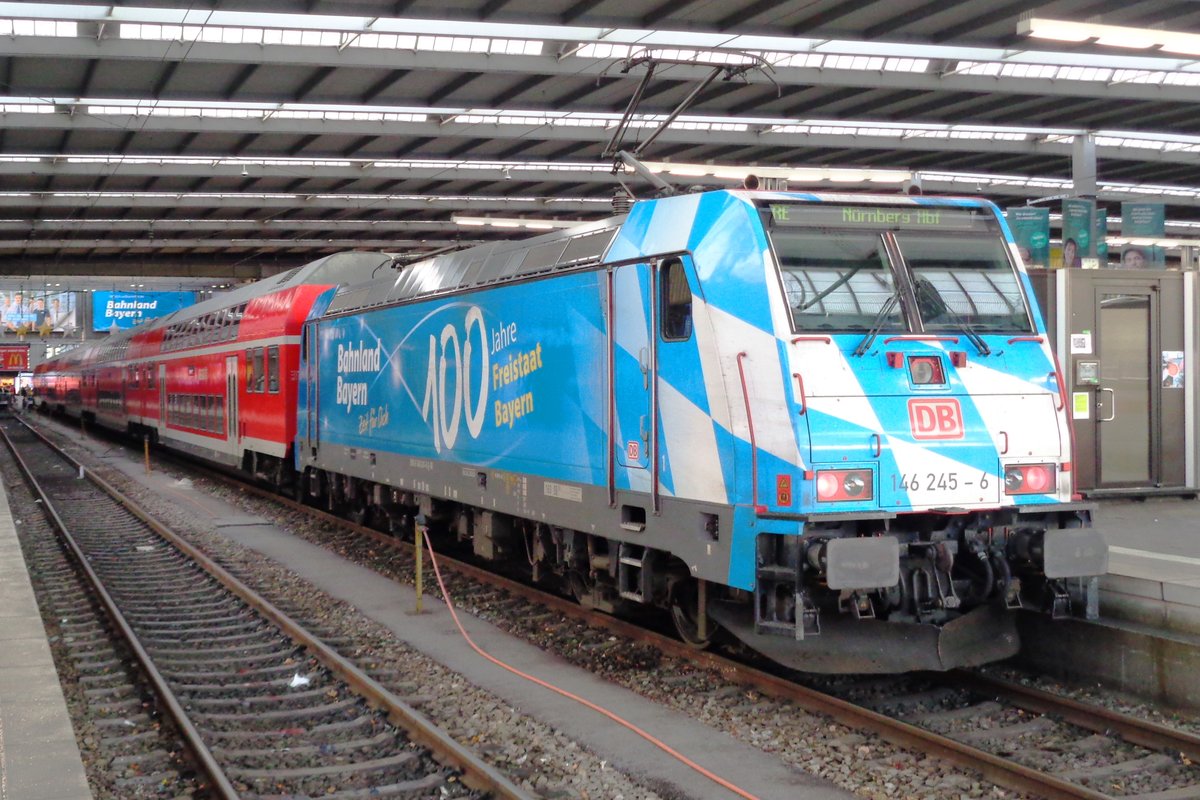 Bayerischer Werbelok 146 245 steht am 2 Januar 2019 in M�nchen Hbf.