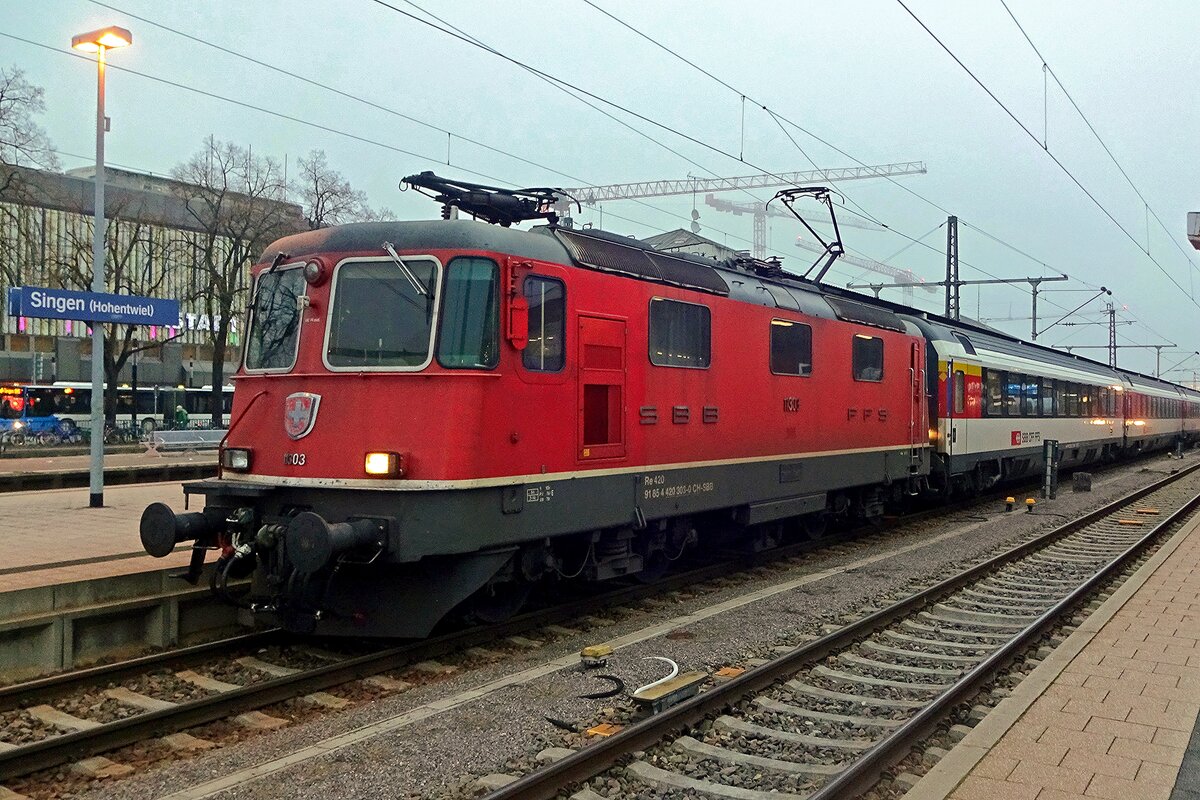 BB 11303 steht am 2 Jänner 2020 mit IC 283 in Singen (Hohentwiel).