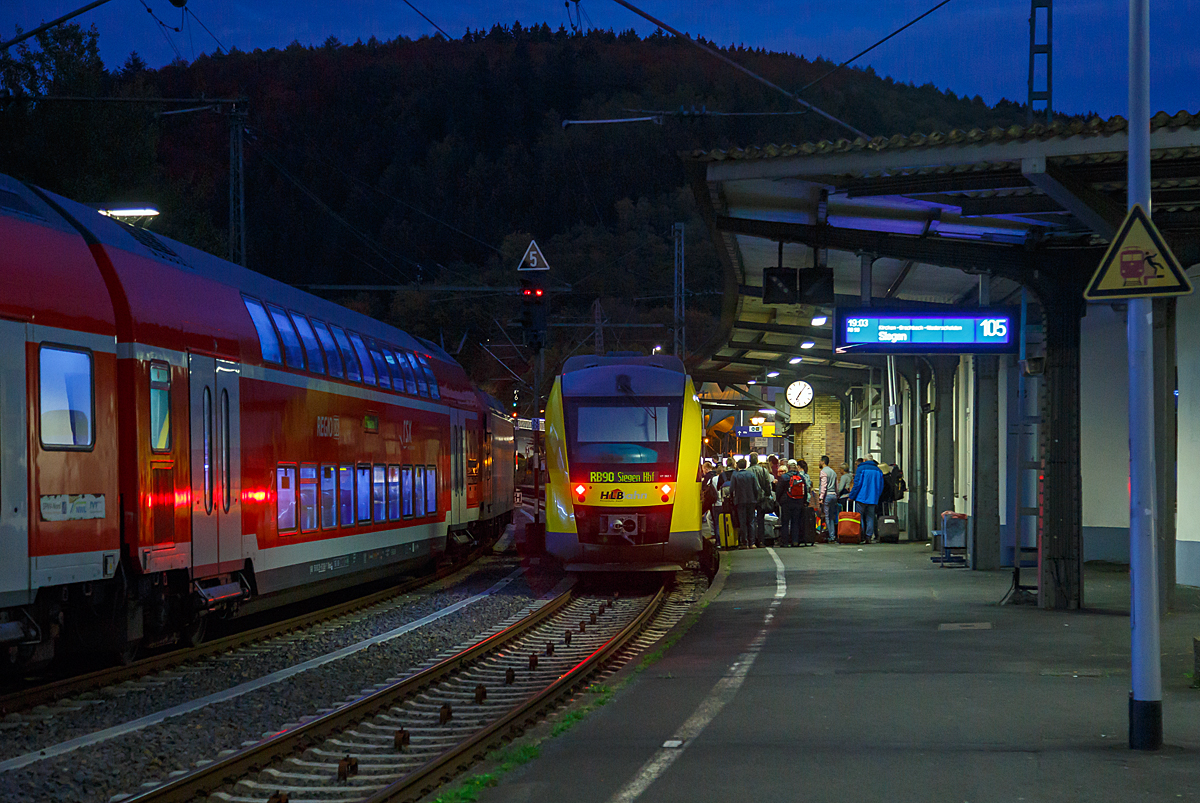 
Bedingt durch die Geiselnahme am Montag den 15.10.2018 im Kölner Hauptbahnhof, mit der daraus resultierenden bis in den Abend dauernden Vollsperrung des Hauptbahnhofs, waren vermutlich Zehntausende Reisende und Hunderte Züge betroffen.  
Auch hier in Betzdorf/Sieg waren die Auswirkungen sehr deutlich zu spüren. 

Da Linie RE 9 (rsx - Rhein-Sieg-Express) große Verspätungen hatte, was wahrhaft nicht das Verschulden der DB war, endeten die Züge in Betzdorf und es ging gleich wieder retour. Reisende die weiter in Richtung Siegen mussten, waren gezwungen in die Regionalbahn (LINT´s der HLB) umsteigen.

Hier hält gerade der VT 262 ein LINT 41 der HLB (Hessische Landesbahn), als RB90  Westerwald-Sieg-Bahn  (Westerburg - Altenkirchen - Au/Sieg - Betzdorf - Siegen), und nimmt eine große Schar an Reisende auf. Ich war sehr überrascht wie viele Menschen doch in einem LINT 41 gehen, aber umfallen konnte keiner mehr.
