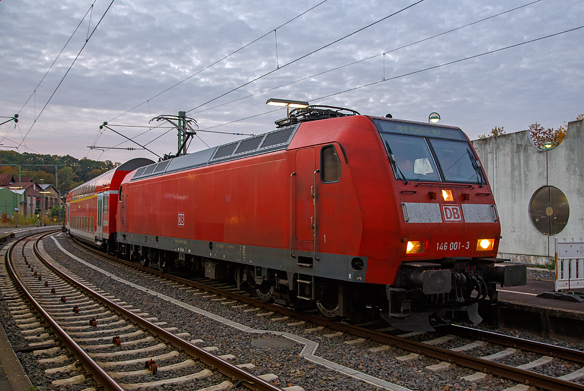 
Bedingt durch die Geiselnahme am Montag den 15.10.2018 im Kölner Hauptbahnhof, mit der daraus resultierenden bis in den Abend dauernden Vollsperrung des Hauptbahnhofs, waren vermutlich Zehntausende Reisende und Hunderte Züge betroffen.  
Auch hier in Betzdorf/Sieg waren die Auswirkungen sehr deutlich zu spüren. 

Mit über 2 Stunden Verspätung erreicht die 146 001-3 (91 80 6146 001-3 D-DB) der DB Regio NRW mit dem RE 9 (rsx - Rhein-Sieg-Express) Aachen - Köln - Siegen, den Bahnhof Betzdorf (Sieg). Eigentlich ist der Hbf Siegen das Endziel, aber durch die Verspätung war es nun Betzdorf, Reisende die weiter in Richtung Siegen mussten, waren gezwungen in die Regionalbahn (LINT´s der HLB) umsteigen. Nachdem der Lokführer von der Lok auf den Steuerwagen gewechselt hatte ging es gleich wieder retour.
