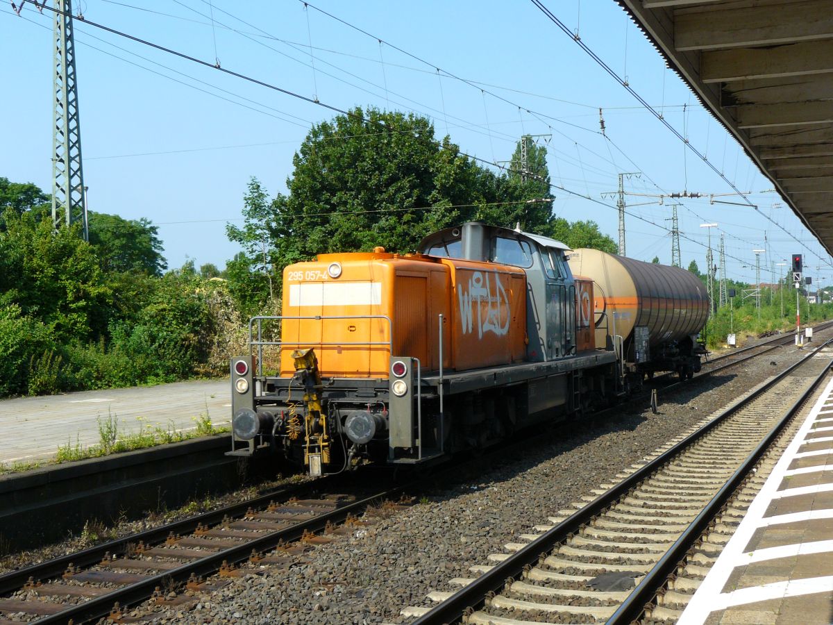 BEG (Bocholter Eisenbahn Gesellschaft mbH) Diesellok 295 057-4  Dinslaken Kobras  Gleis 2 Emmerich am Rhein 03-07-2015.

BEG (Bocholter Eisenbahn Gesellschaft mbH) dieselloc 295 057-4  Dinslaken Kobras  spoor 2 Emmerich am Rhein 03-07-2015.