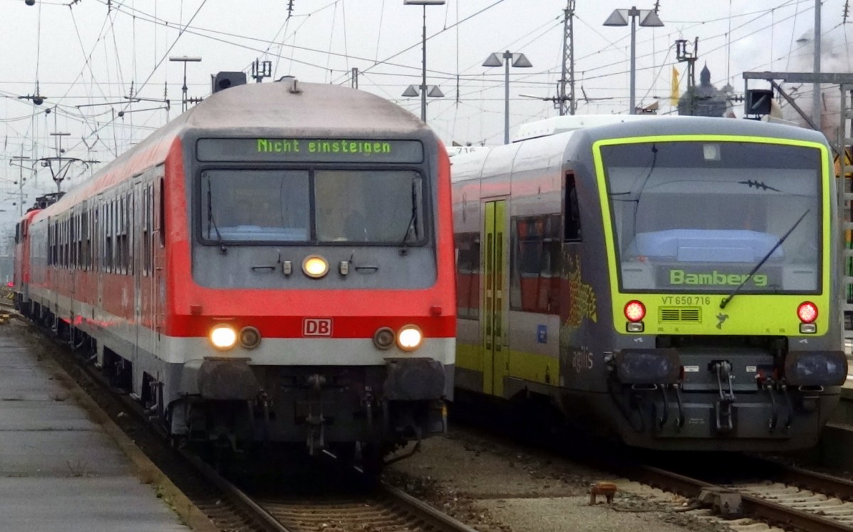 Begegnung in Bamberg von der RB aus W�rzburg(2 n-Wagen, 1 Modus-Wagen und 111 am Zugschluss) und der Agilis die Richtung Abstellanlage unterwegs ist.
Aufgenommen im Dezember 2013.