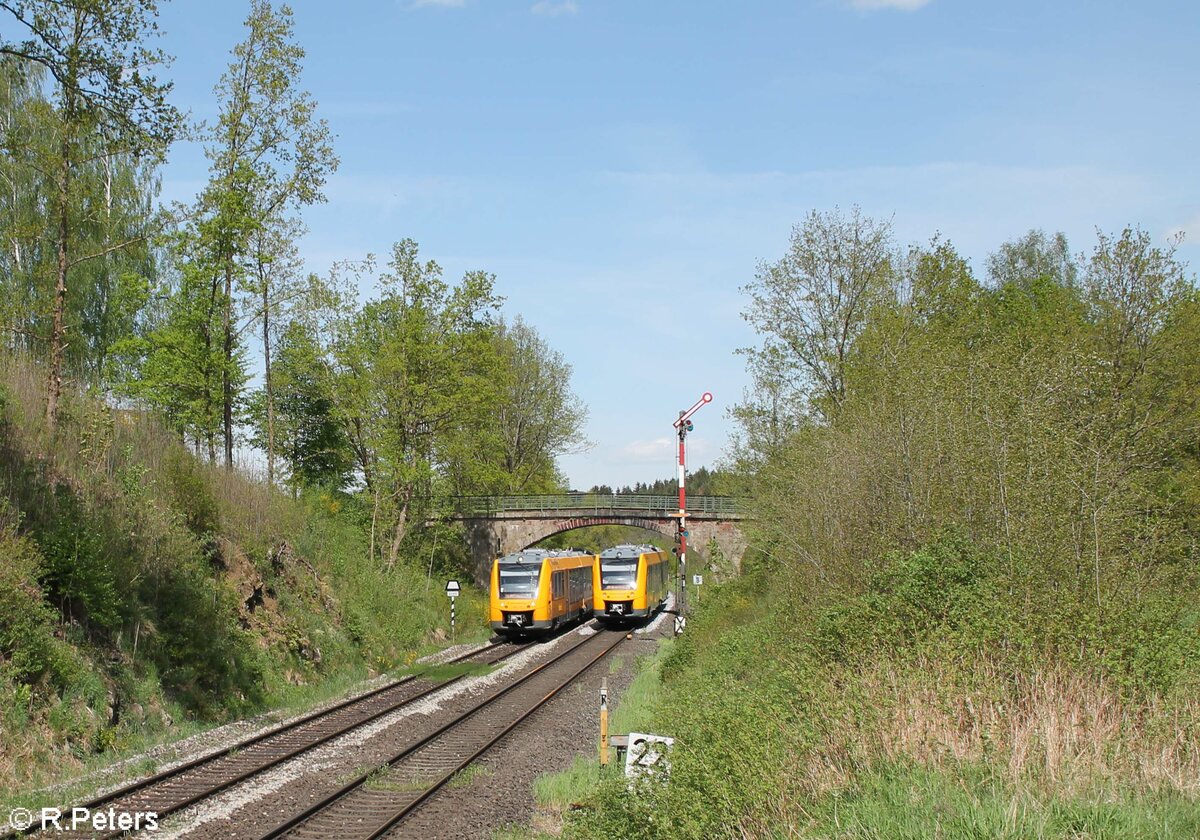 Begenung zweier Oberpfalzbahnen 1641 706 als RB 23 79731 Marktredwitz - Regensburg und 1641 703 als RB23 79726 Regensburg - Marktredwitz sdliche Einfahrt von Reuth bei Erbendorf. 13.05.22