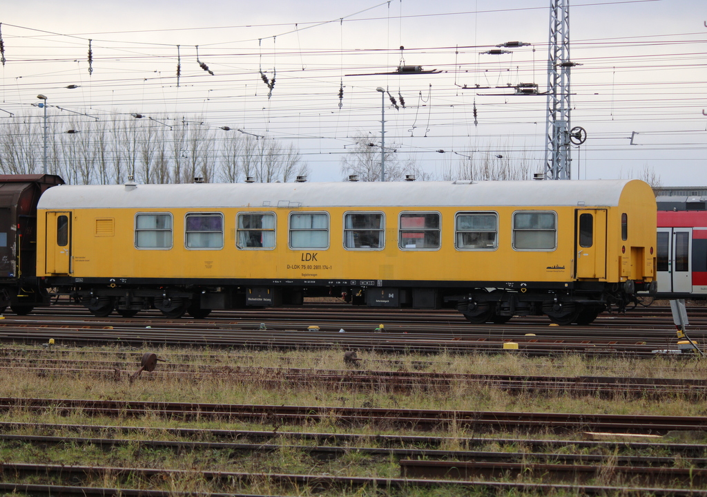 Begleitwagen D-LDK 75 80 2811 174-1  stand am 29.01.2021 im Rostocker Hbf. 