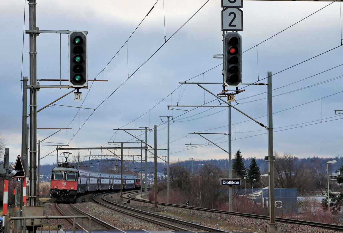 Bei der Ausfahrt aus Dietlikon erkennt man die beiden Re420 hinten und vorn, vorn die 420 210, hinten die 420 230. 6.Februar 2023 