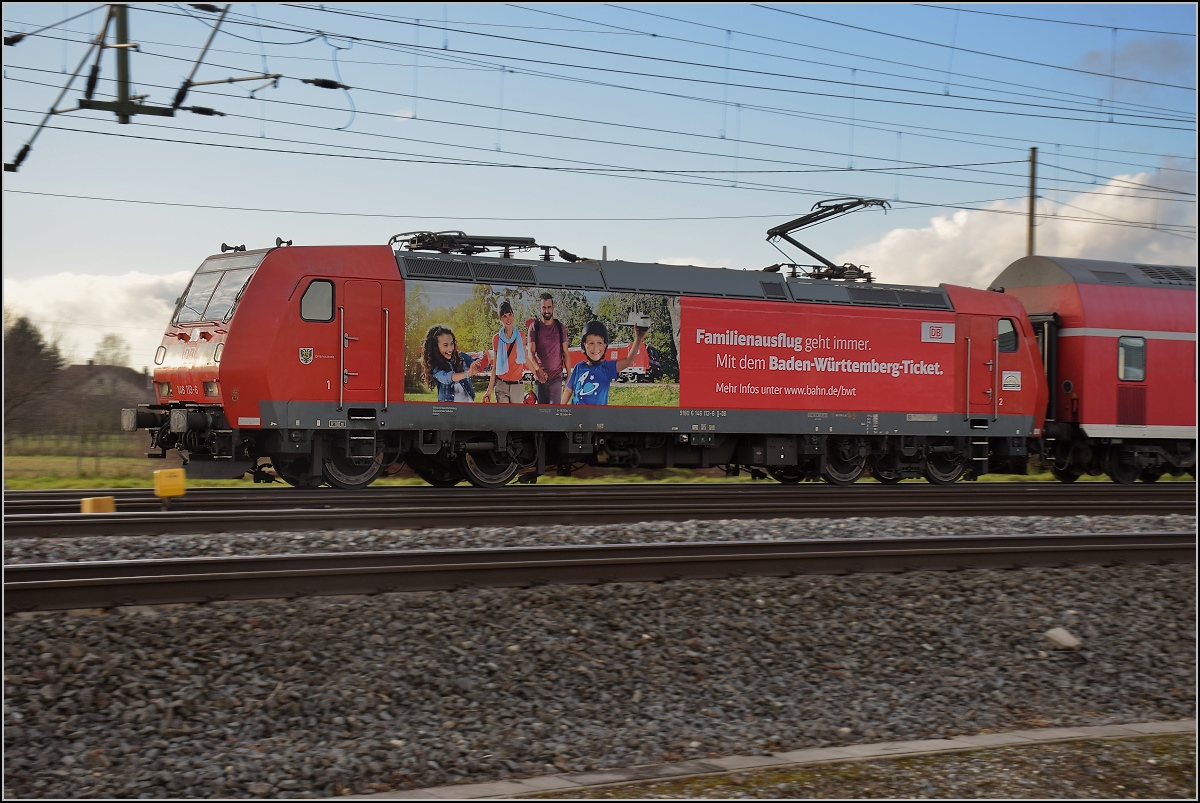 Bei Binzen fährt 146 110 mit einem RE und Werbung für das BW-Ticket Richtung Basel badischer Bahnhof. Dezember 2017.