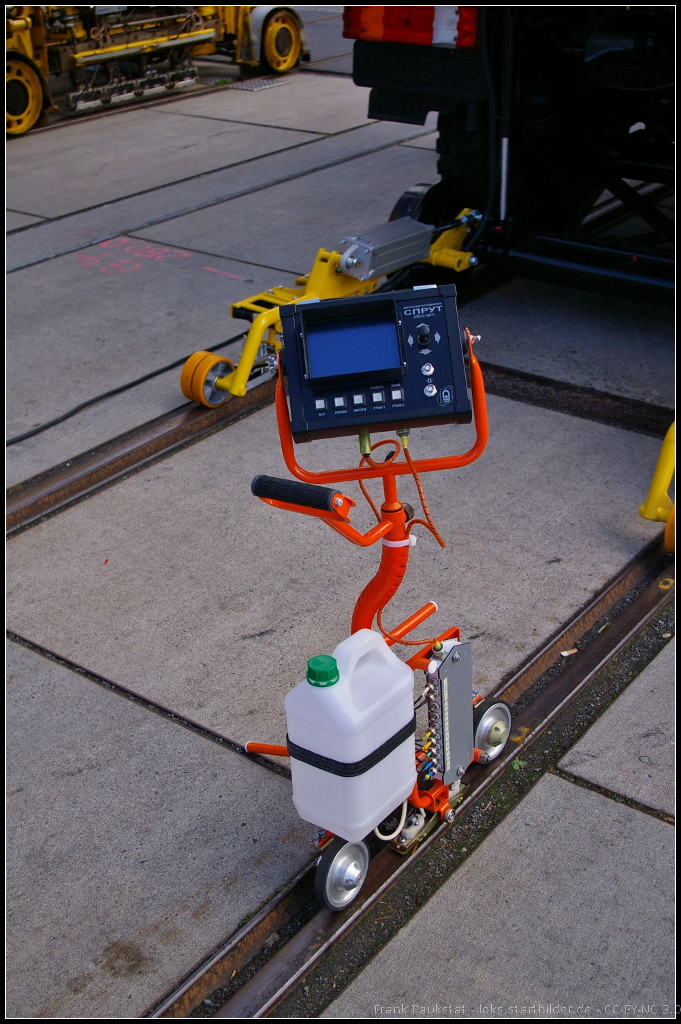 Bei dem Ger�t handelt es sich um ein Mikroprozessorgesteuertes Diagnoseger�t zum auffinden von Fehlern in Gleisen. F�r die sp�tere Verwendung werden die Daten auf einer batteriegest�tzten Speicherkarte geschrieben. In dem Kanister befindet sich ein Fluid f�r bessere Handhabung auf dem Gleis. Der SCAT, hergestellt von der russischen Firma TVEMA, war auf der InnoTrans 2014 ausgestellt