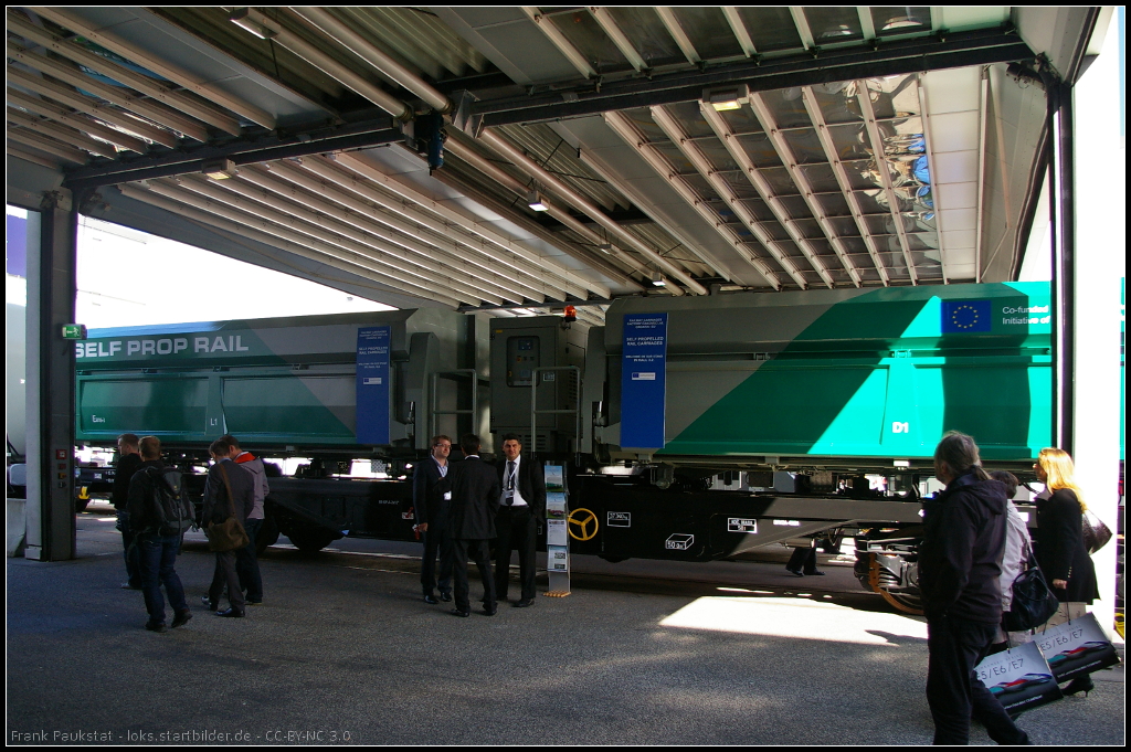 Bei diesem G�terwagen handelt es sich um einen selbstfahrenden Wagen der Gattung Eams-z der kroatischen Firma Railway Carriages Factory Cakovec Ltd.. Der Motor befindet sich zwischen den beiden Beh�ltern. Etwas ung�nstig stand der Wagen ausgestellt auf der InnoTrans 2014 in Berlin