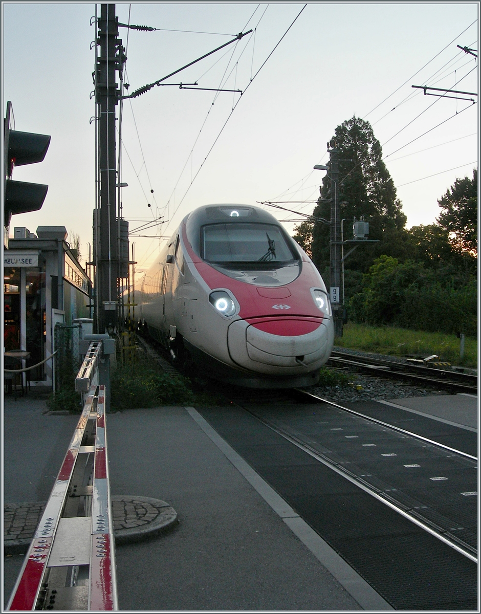 Bei der einbrechenden Dämmerung ist ein SBB RABe 503  Pinocchio  in Bregenz auf dem Weg in Richtung Lindau Reutin. 

15. Sept. 2024