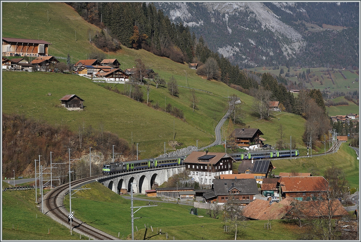 Bei Garstatt ist eine BLS Re 4/4 II (ex SBB) mit einem RE unterwegs. 

9. Nov. 2020