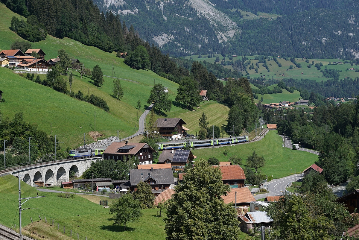 Bei Garstatt schiebt die BLS Re 4/4 II 502 ihren RE in Richtung Spiez.

11. August 2020