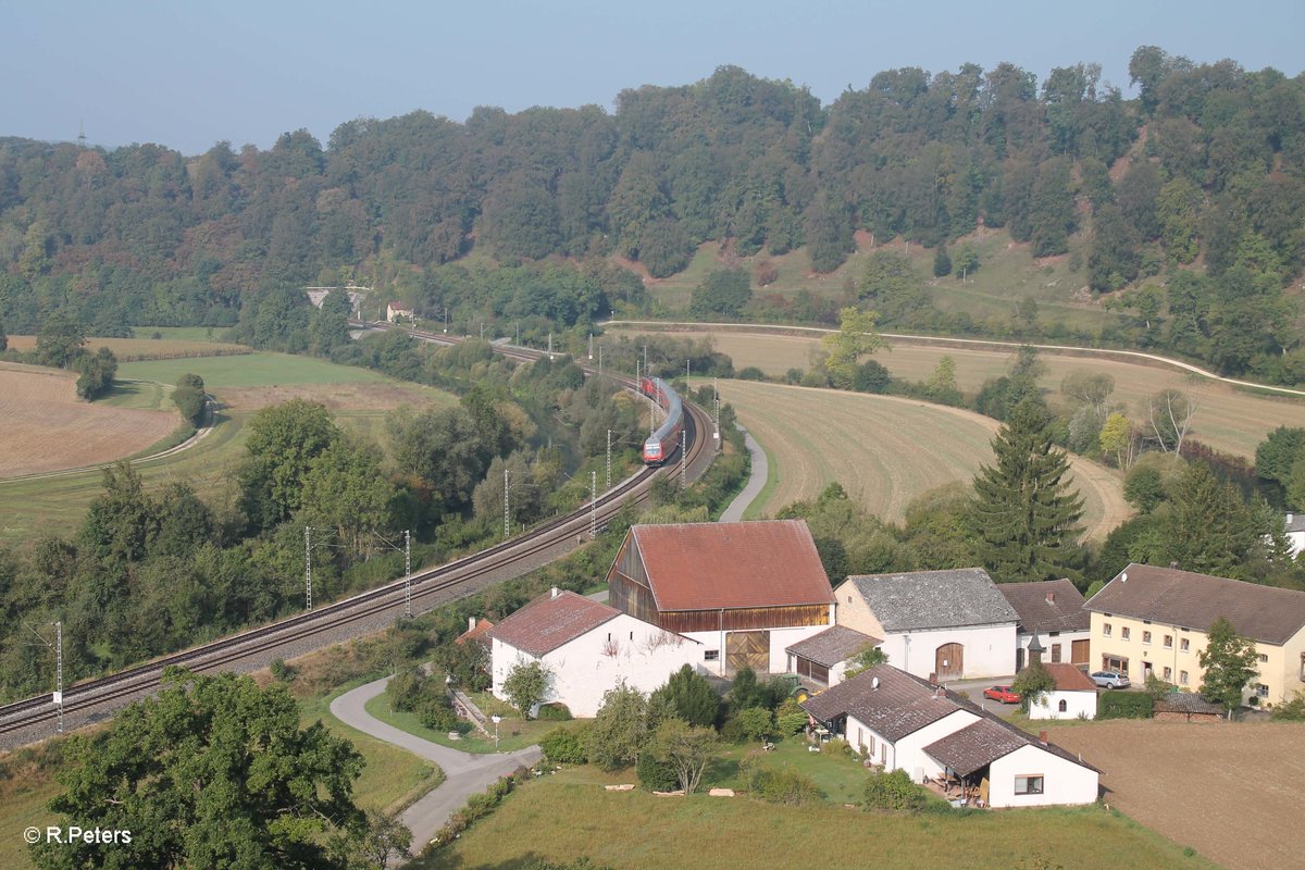 Bei Hagenacker schiebt 111 130-1 die RB 59147 Nürnberg - München. 24.09.16