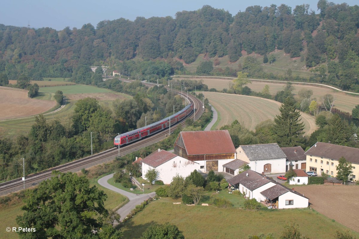 Bei Hagenacker schiebt 111 130-1 die RB 59147 Nürnberg - München. 24.09.16