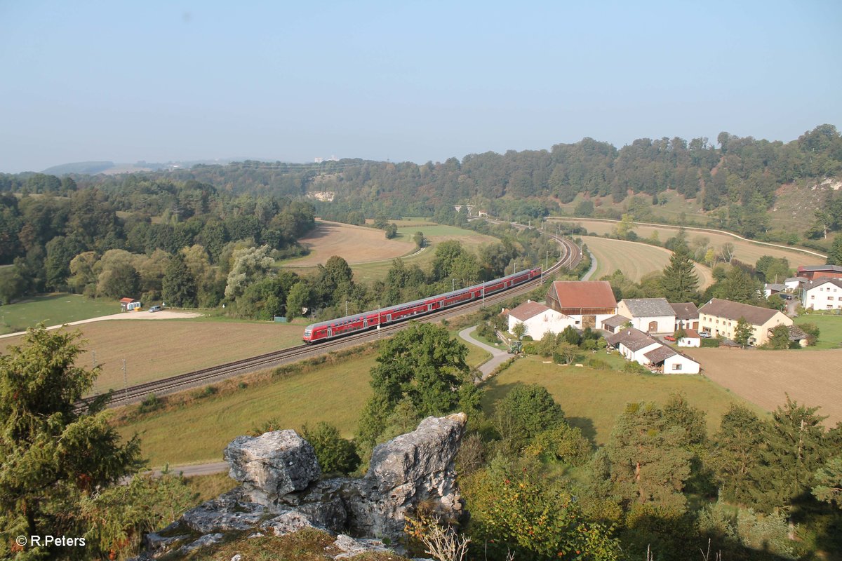 Bei Hagenacker schiebt 111 130-1 die RB 59147 Nürnberg - München. 24.09.16