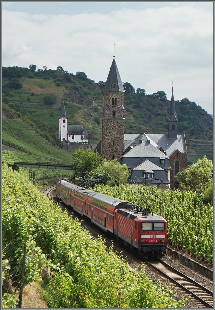 Bei Hatzenport ist die 143 925-6 mit einem RE Richtung Koblenz unterwegs.
21. Juni 2014