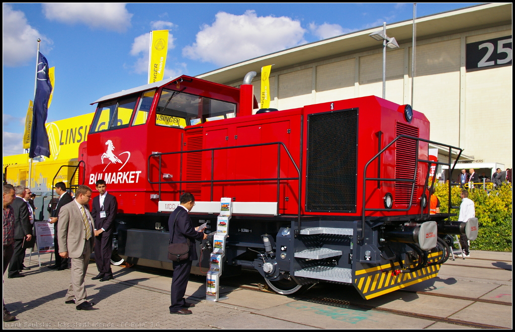 Bei der MDD 4-00 handelt es sich um eine diesel-hydraulische Rangierlokomotive. Hergestellt wird die Lok von der bulgarischen Firma Express Service OOD. Ausgestellt ist die Lok des bulgarischen Betreibers Bulmarket auf der InnoTrans 2014 in Berlin

Technische Daten: Leistung 403 kW, max. Geschwindigkeit 60/30 km/h, Länge u.P. 9.43 m, Breite 3 m, Höhe 4.08 m, Gewicht 40t,

Webseite: www.exservice.biz
