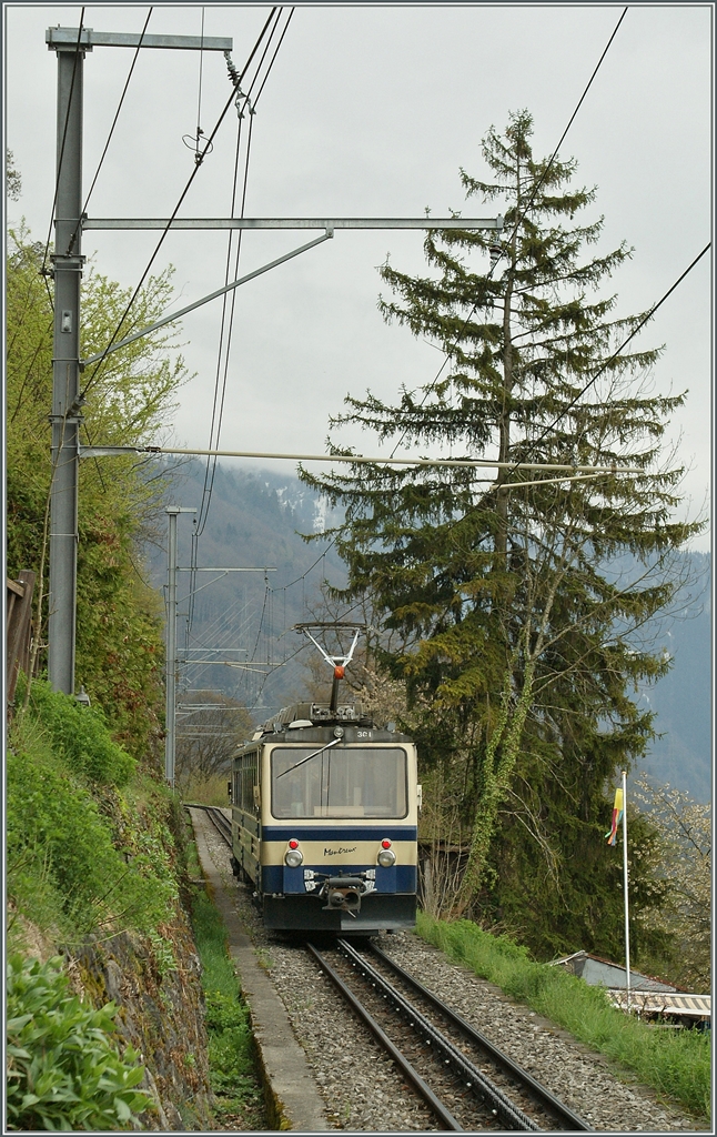 Bei Montreux strebt ein Rochers de Naye Zug bergwärts.
5. April 2012