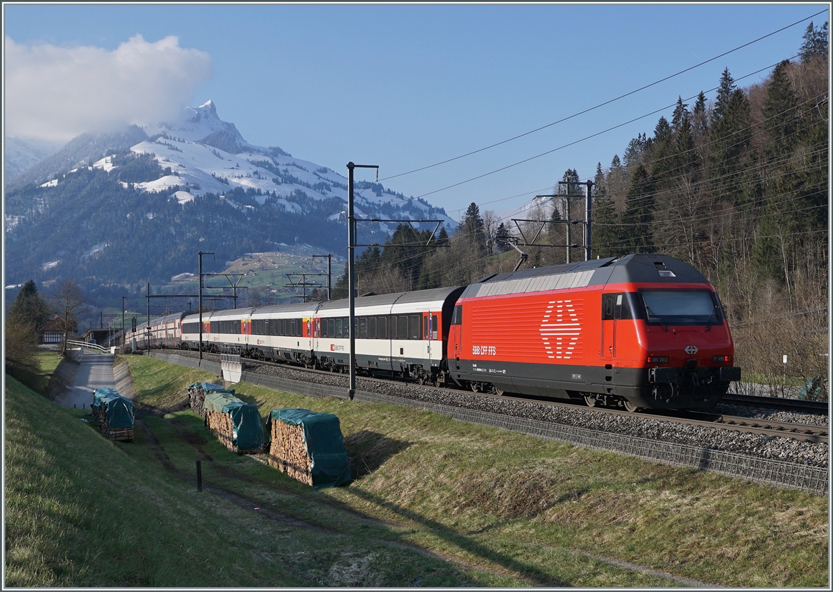 Bei Mülenen ist eine SBB Re 460 mit einem IR nach Brig unterwegs. 

14.04.2021