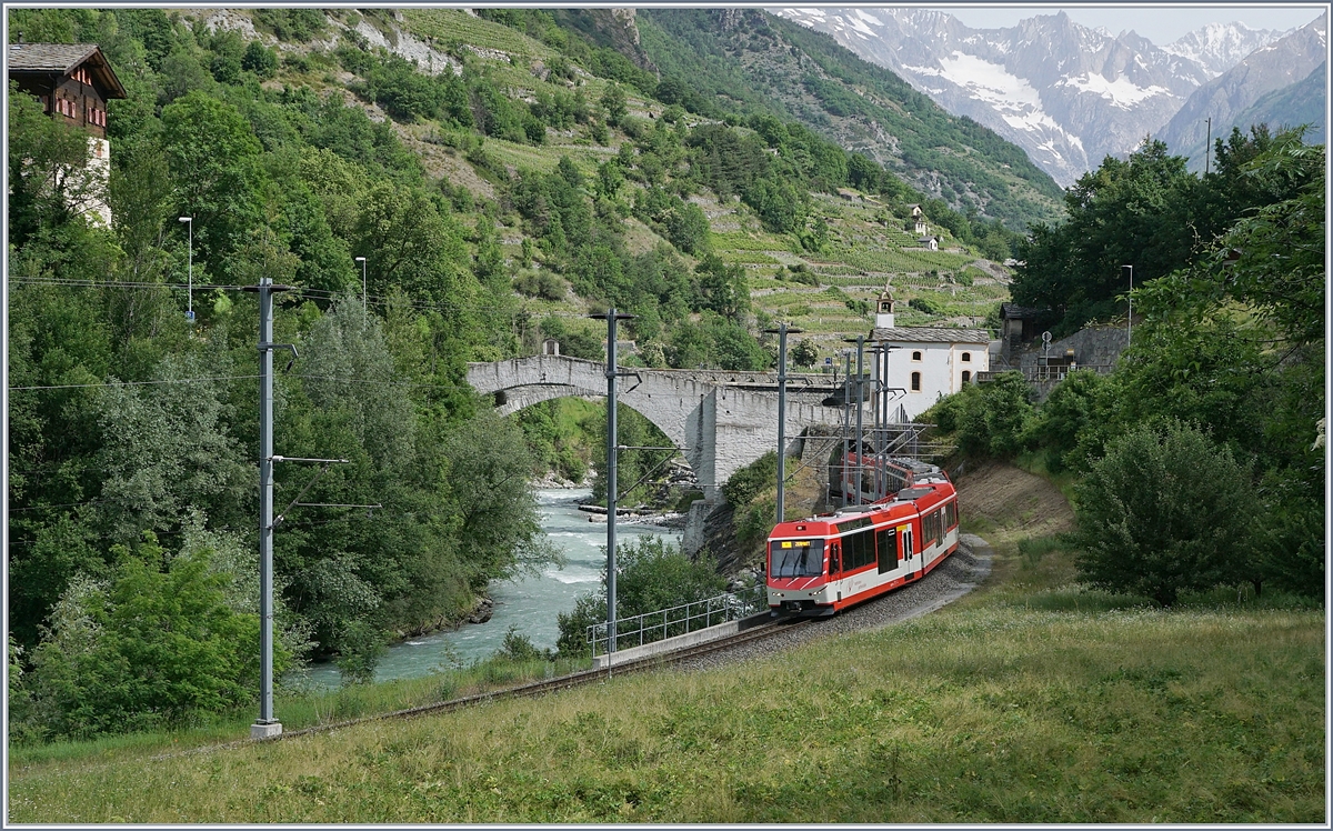 Bei Neubrück und einem Hauch Sonne, fährt der MGB Regionalzug 225 von Visp nach Zermatt. 14. Juni 2019