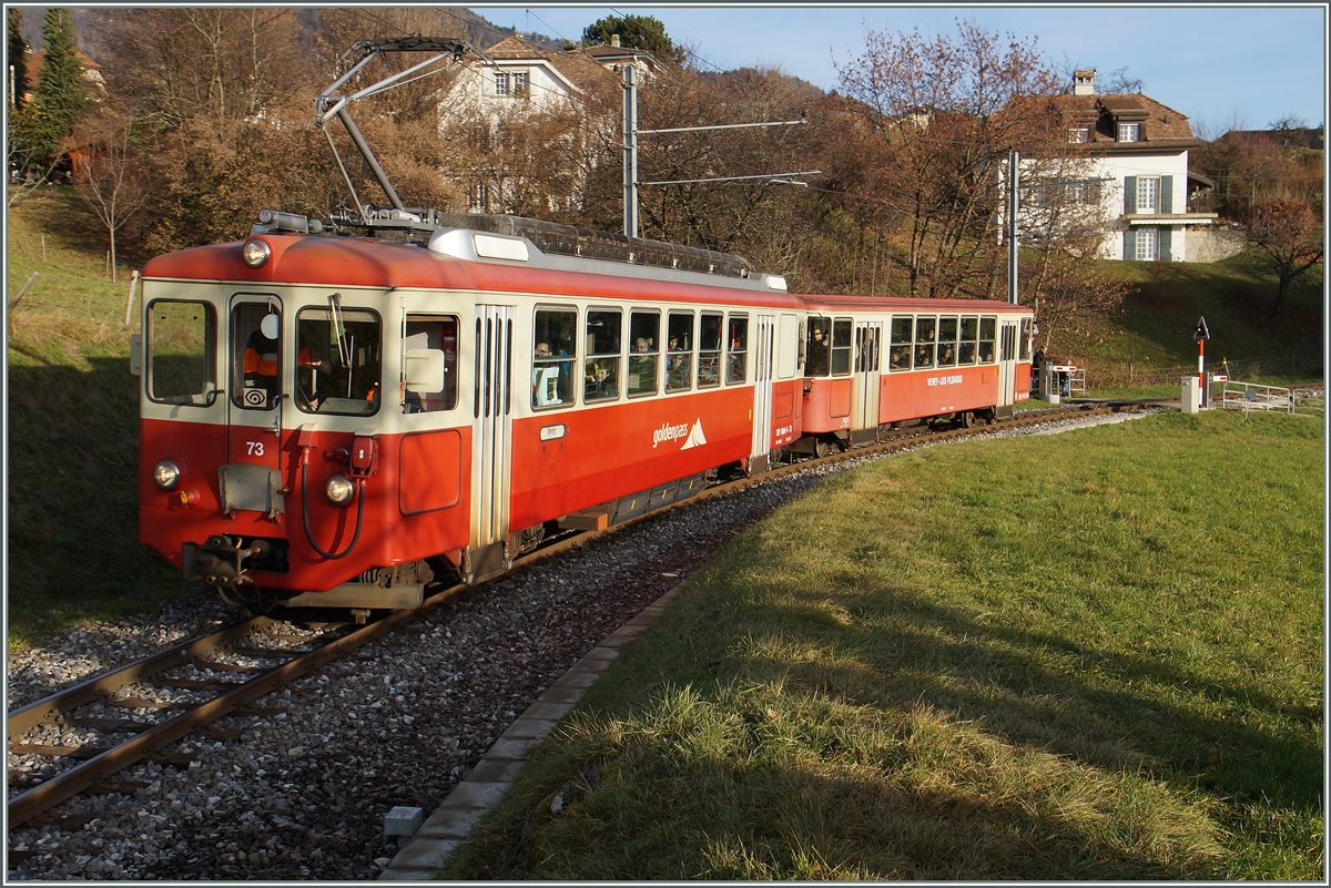 Bei der offiziellen Einweihung der neuen MVR SURF GTW ABeh 2/6 in St-Légier Gare gab es auch das bisher eingesetzte Rollmaterial im besten Licht zu sehen: 
Der CEV A7 BDeh 2/4 73 mit Bt erreicht mit Gästen für Feierlichkeiten St-Légier Gare. 

11. Dez. 2015