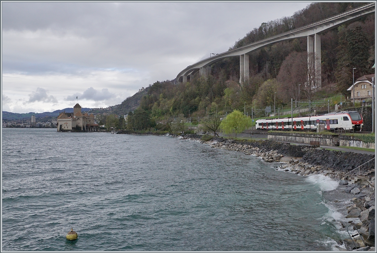 Bei recht stürmischem Wetter und entsprechendem Wellengang ist ein SBB RABe 523 Flirt3 bei Villeneuve auf dem Weg in Richtung Lausanne.

1. April 2024