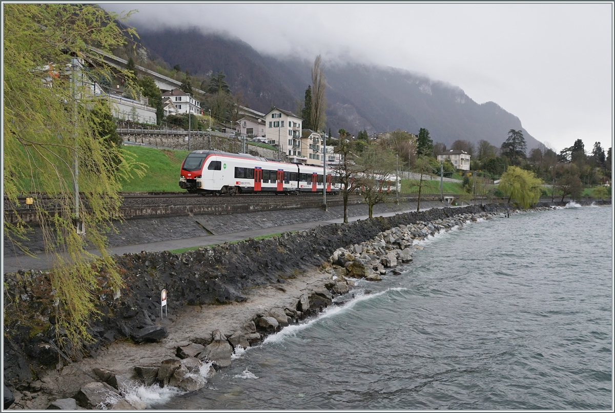 Bei recht stürmischem Wetter und entsprechendem Wellengang ist ein SBB RABe 523 Flirt3 bei Villeneuve auf dem Weg in Richtung Lausanne.

1. April 2024