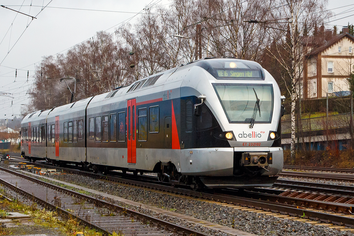 
Bei Regen....
Der ET 23 2102  Märkischer Kreis  (ex ET 23 002), ein 3-teiliger Stadler FLIRT der Abellio Rail NRW GmbH, fährt am 08.12.2018  als RE 16  Ruhr-Sieg-Express  (Essen - Hagen - Siegen) von Kreuztal weiter in Richtung Siegen. 