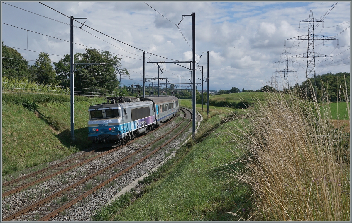 Bei Satigny ist die schiebende SNCF BB 222397 mit ihrem TER von Lyon nach Genève unterwegs und somit schon fast am Ziel der Fahrt. 

2. Aug. 2021