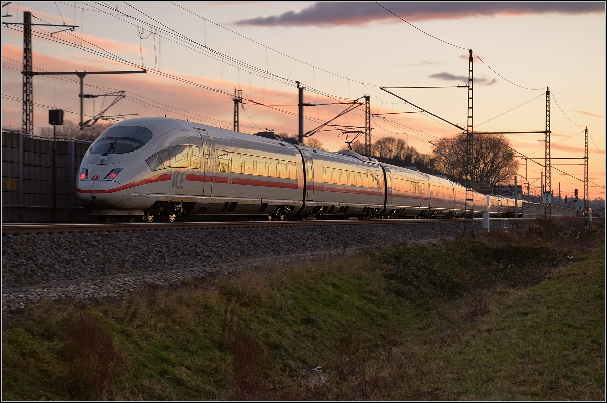 Bei Schliengen fädelt ICE 107 von Köln nach Basel SBB in die Neubaustrecke durch den  Katzenbergtunnel ein. Fahrzeuge sind 403 010  Wolfsburg  und 403 026  Neunkirchen . Dezember 2017.