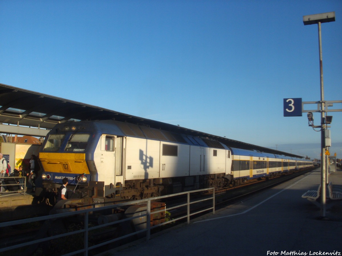 Bei seiner Betriebspause im Bahnhof Westerland (Sylt) wird die Mak DE 2700-07 von der Lokf�hrerin geputzt am 2.10.14