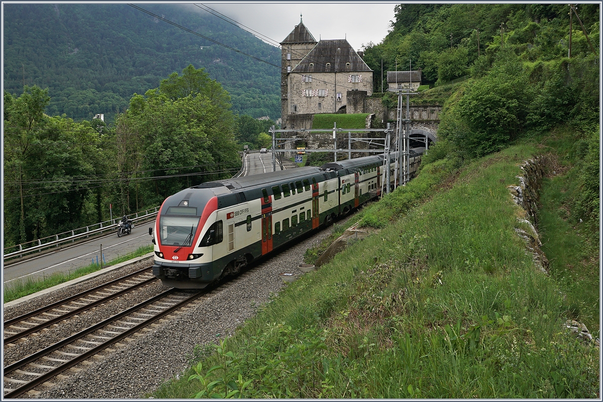 Bei St-Maurice ist ein SBB RABe 511 bei garstigem Wetter unterwegs als RE nach Annemasse unterwegs.

14. Mai 2020