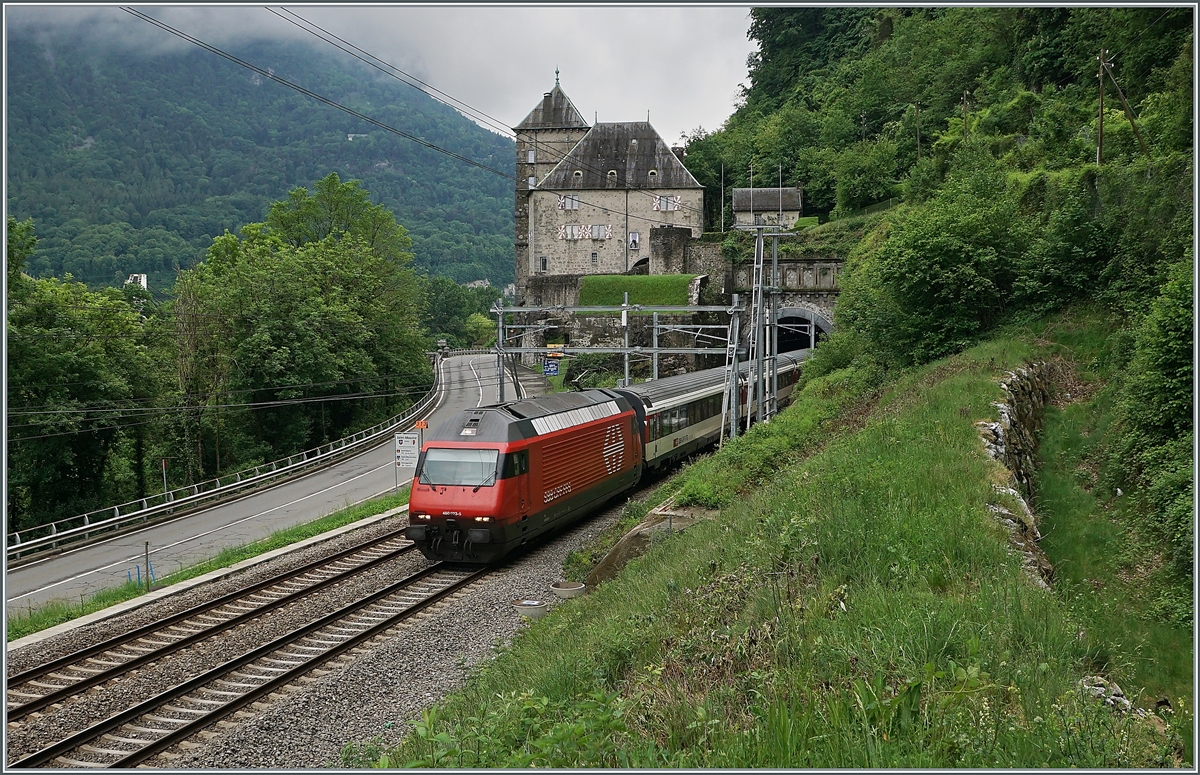 Bei St-Maurice ist eine SBB Re 460 mit ihrem IR nach Genève Aéroport bei garstigem Wetter unterwegs. 

14. Mai 2020