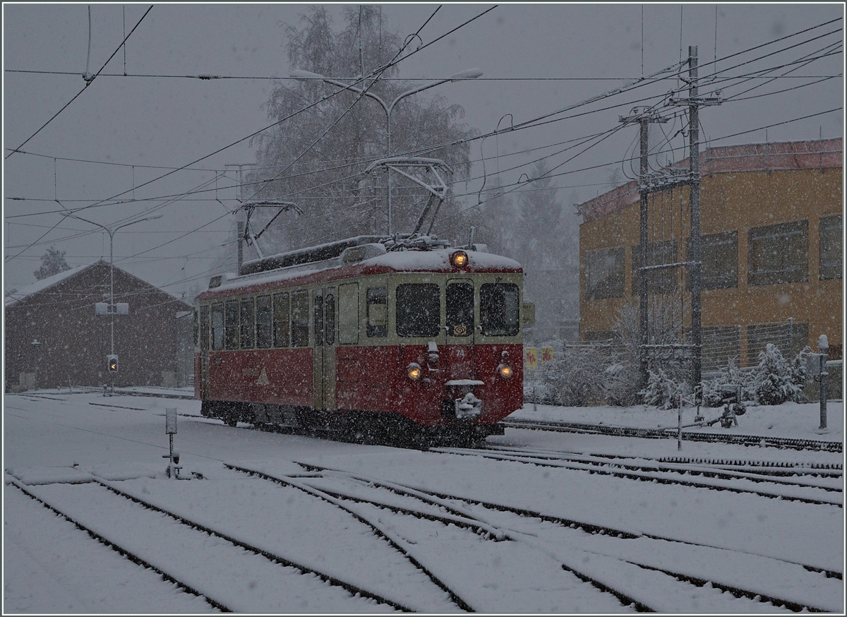 Bei starkem Schneefall wartet der CEV BDeh 2/4 74 auf seine Fahrgäste.
12. Feb. 2016