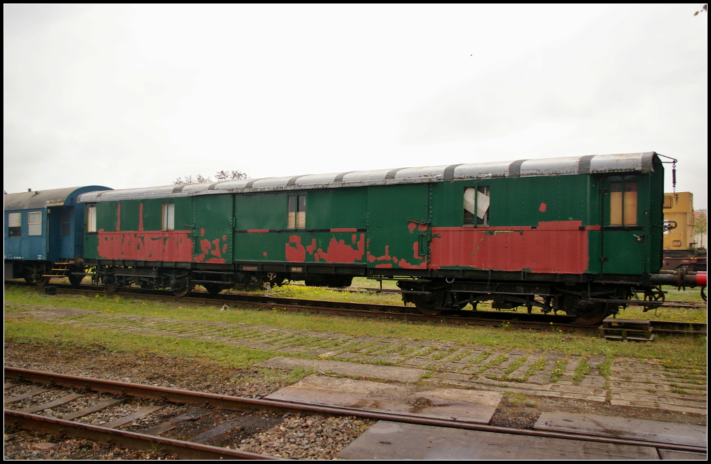 Bei der Veranstaltung  30 Jahre Traktionswechsel in Wittenberge  am 06.05.2017 konnte man auch die Wagenbest�nde entdecken. So auch diesen Gep�ckwagen mit jeweils 2 Schwiebet�ren und urspr�nglich 4 Fenstern. Das gr��ere linke Fenster wurde zugeschwei�t, andeutungsweise durch die Rostschutzfarbe zu sehen. Der Wagen tr�gt am Rahmen ein leeres UIC-Raster und die Nummer 105 433. Durch die Rostschutzfarbe ist nichts mehr zu erkennen, doch nach einiger Suche konnte der Wagen identifiziert werden: Umbau in den 1960er Jahren in 51 80 92-59 002-6 D�e 932. Gebaut wurde der Wagen urspr�nglich in der Gothaer Waggonfabrik 1931 als Pw4�-30.