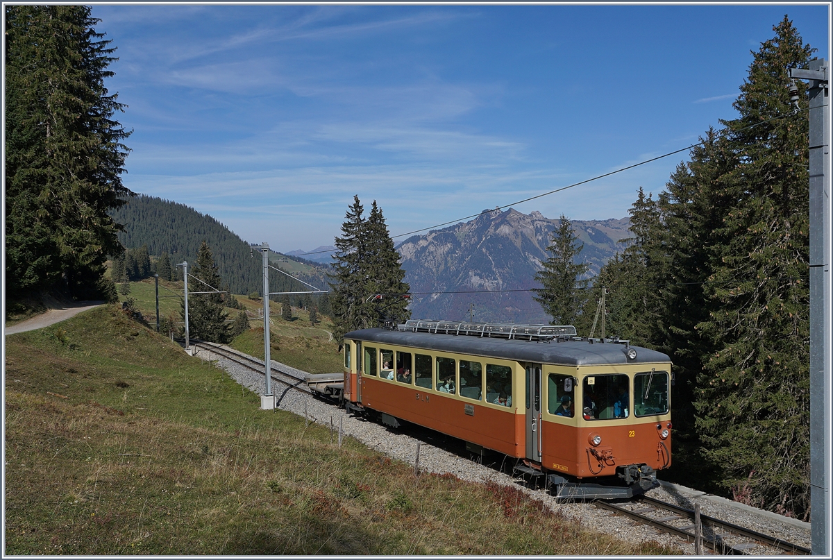 Bei Winteregg auf der Fahrt nach Mürren zeigt sich der BLM Be 4/4 23.

17. Okt. 2018