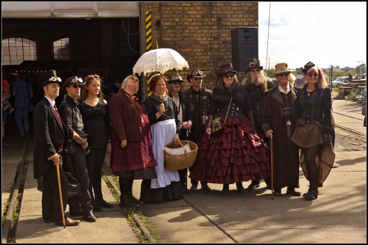 Beim 15. Berliner Eisenbahnfest war auch diese interessante Besuchergruppe anzutreffen. Am 15.08.2018 stnden sie am Lokschuppen am ehemaligen Betriebsbahnhof Sch�neweide f�r ein Gruppenbild zusammen und flanierten dann �ber das Gel�nde. Bitte fragt nicht nach dem Kleidungsstil :-)