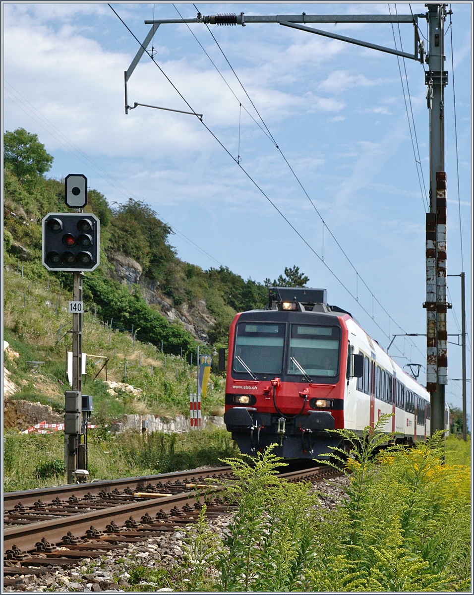Beim Blocksignal 140 zwischen Twann und Ligerz zeigt sich ein SBB Domino auf der Fahrt Richtung Neuchâtel.
31. Juli 2017