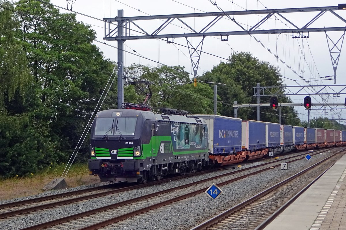 Beim durchfahren in Apeldoorn am 15 Juli 2019 wirbt LTE 193 738 f�r die Legende der Loreley.