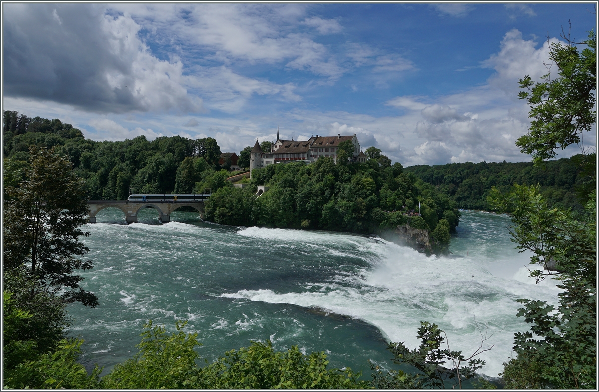 Beim rauschenden Rheinfall �berquert ein Thurbo GTW RABe 526 die Rheinbr�cke Richtung Neuhausen.
18. Juni 2016