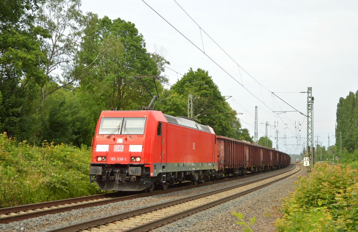 Beim warten auf die Ausfahrt des �berf�hrungszuges nach Koblenz kam am 08.05.2015 185 338-1 mit einem G�terzug durch Darmstadt Kranichstein.