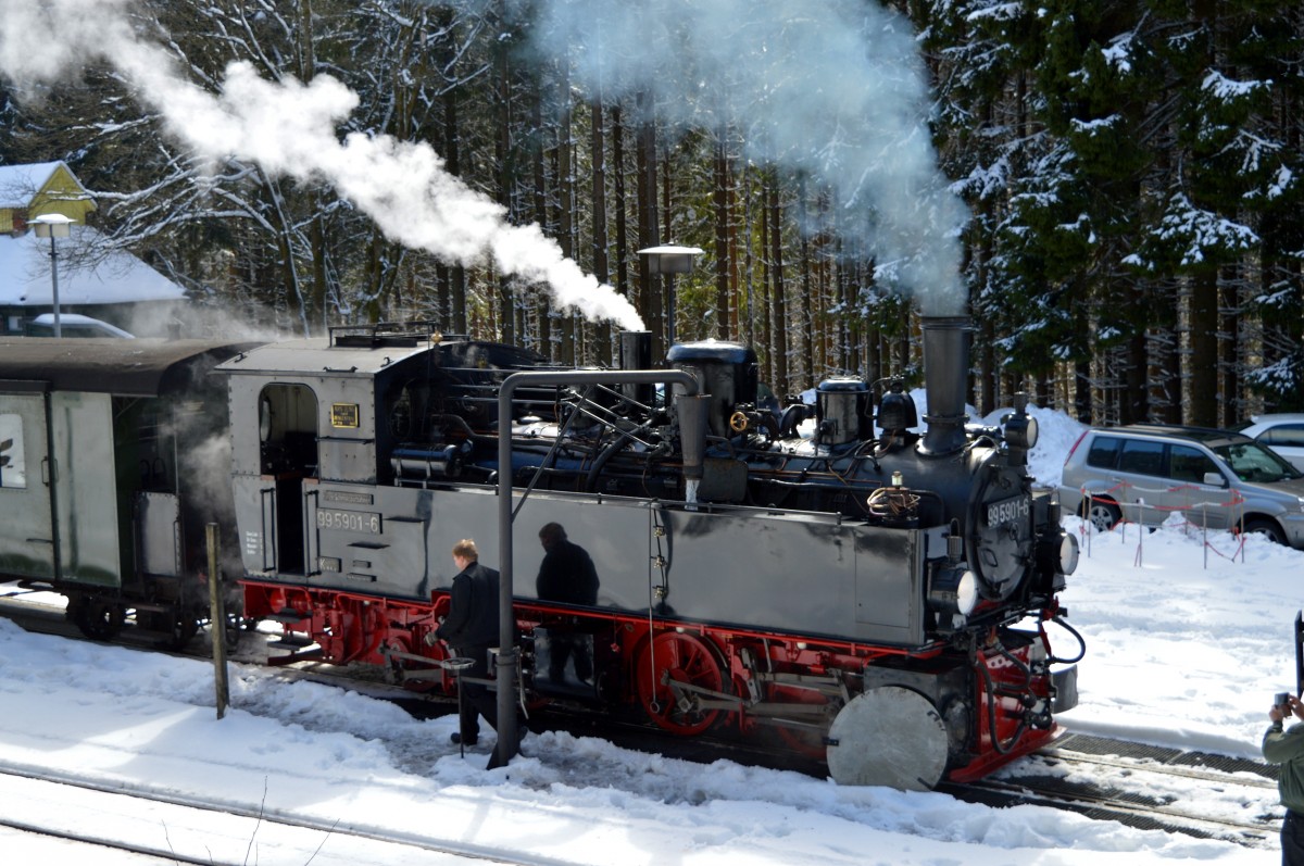 Beim Wasserfassen wurde am 03.04.2015 bei 99 5901 auch ein Blick in die Rauchkammer geworfen.