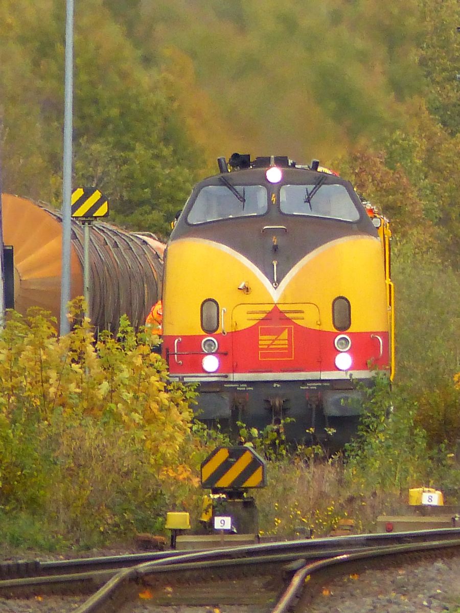 Bentheimer Eisenbahn Diesellok D20  Coevorden  (DB 221 147-2) bei Rangierfahrt in Bahnhof Bad Bentheim, Deutschland 02-11-2018.

Bentheimer Eisenbahn dieselloc D20 met de naam  Coevorden  (voormalige DB 221 147-2) rangeert in station Bad Bentheim, Duitsland 02-11-2018.