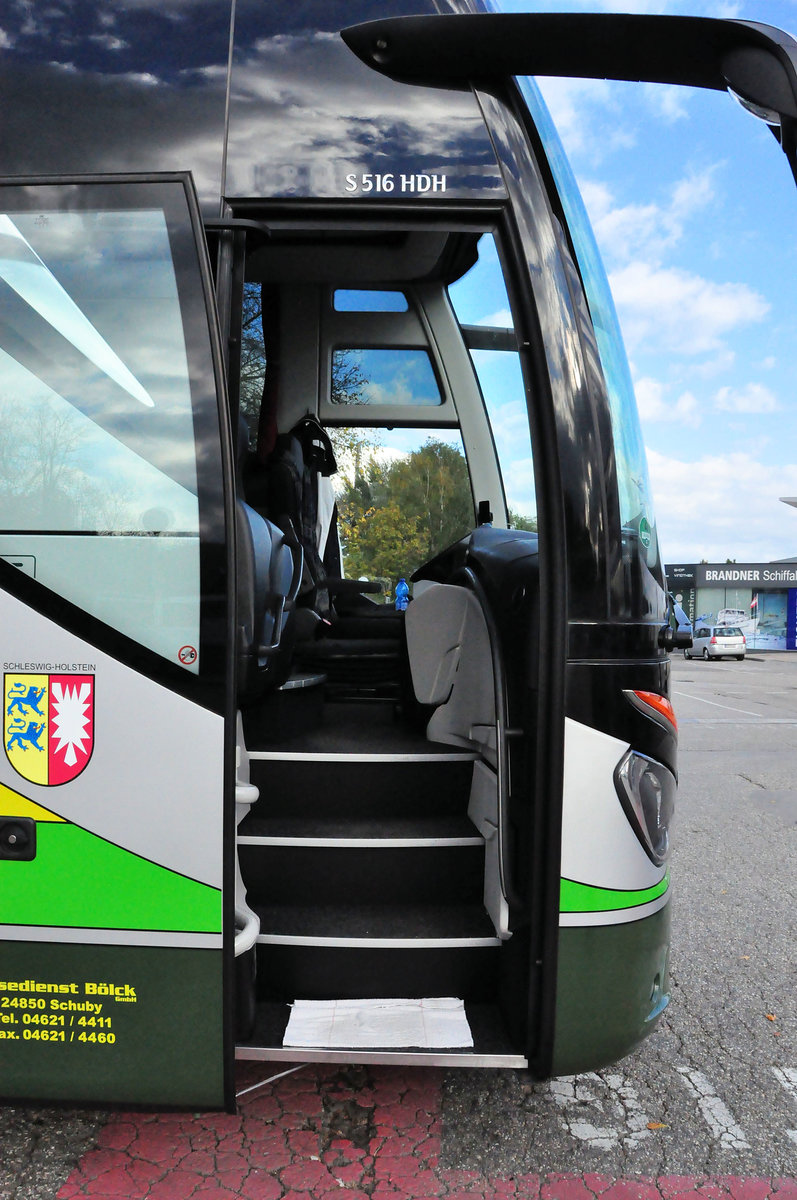 Bequemer breiter Einstieg vorne im Luxus-Setra 516 HDH vom Reisedienst B�LCK aus der BRD in Krems gesehen.