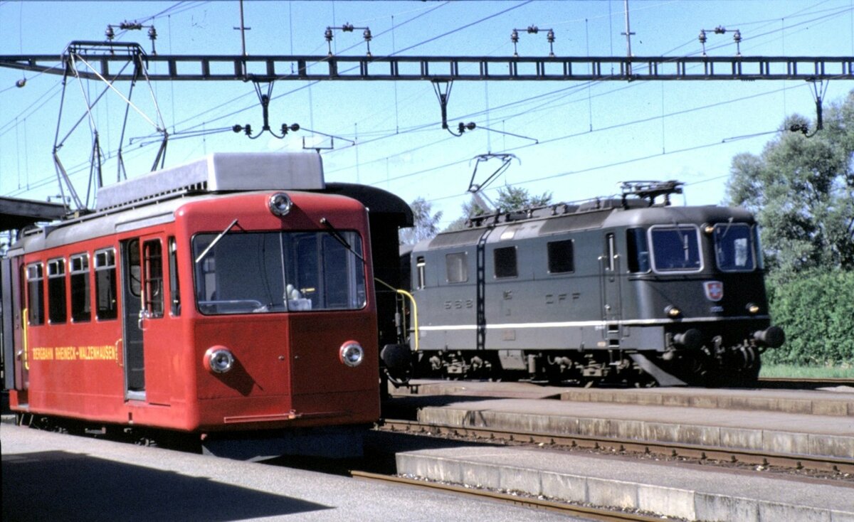 Bergbahn Rheineck-Walzenhausen und SBB Re 4/4 Nr. 11 205 in Rheineck am 14.08.1980. Zahnradtriebwagen: BDeh 1/2 Nr.1, Inbetriebnahme 1958, L�nge 14,74 m, 288 PS, Adh�sion 30 km/h; Zahnrad 20 km/h.