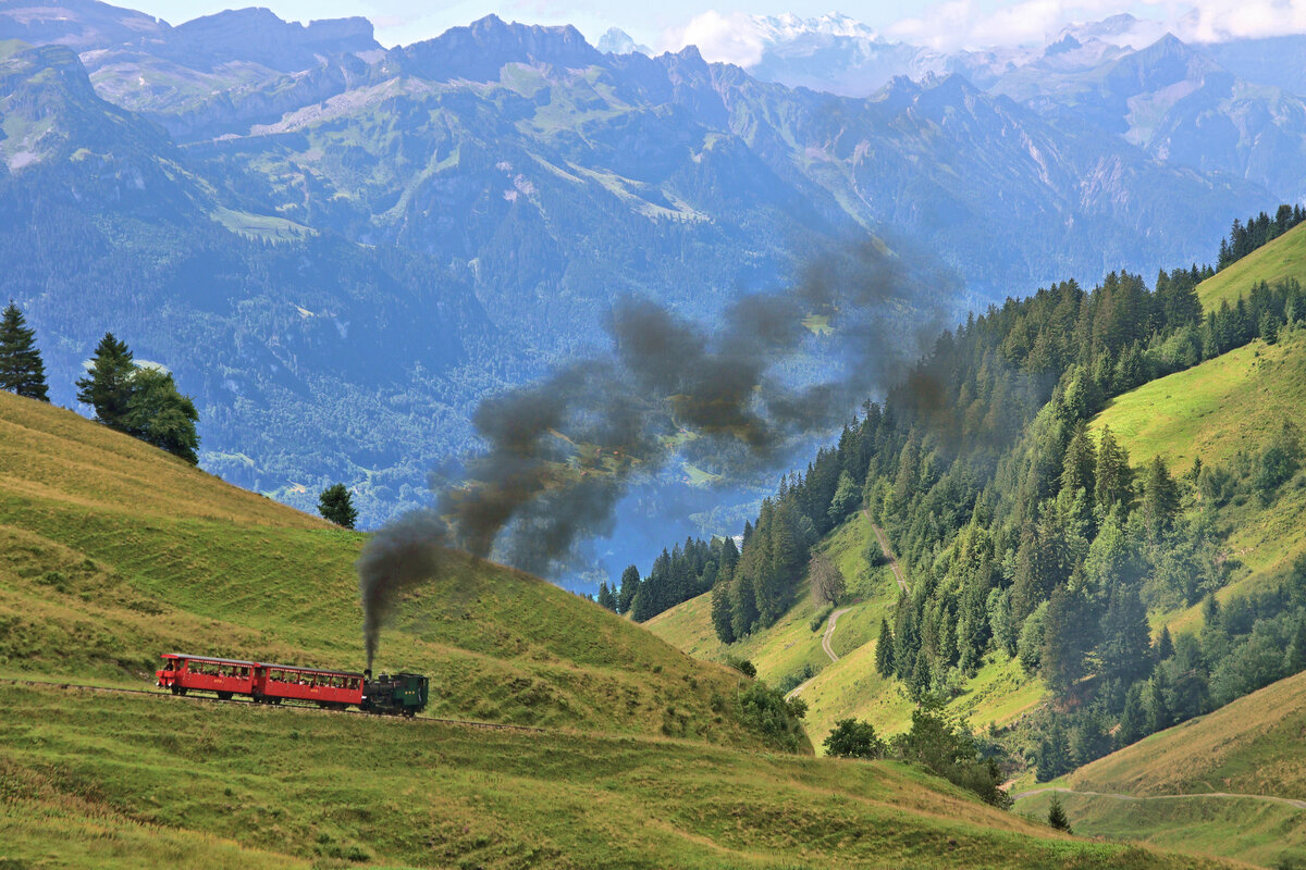 Bergfahrt - Im Anschluss an das schöne Bild der Brienz Rothorn Bahn Lokomotive Nr. 6 von Brian hier noch einige Aufnahmen aus der Gegenwart: Lok 6 (Jahrgang 1933) erklimmt den Berghang oberhalb Planalp, mit den beiden Wagen B 16 und B2 26 vor sich. 3.August 2023 