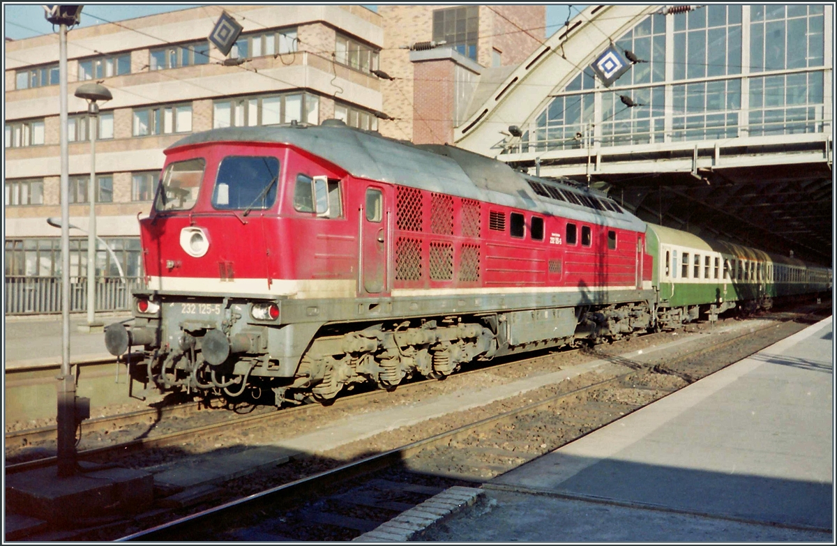 Berlin Hauptbahnhof, so hiess der heutige Ostbahnhof zur Zeit der Aufnahme mit dem von Osten her nur bis ans Hallendach reichenden Fahrdraht und der 232 125-5 welche mit einem Personenzug im Bahnhof steht. 

3. Mai 1994