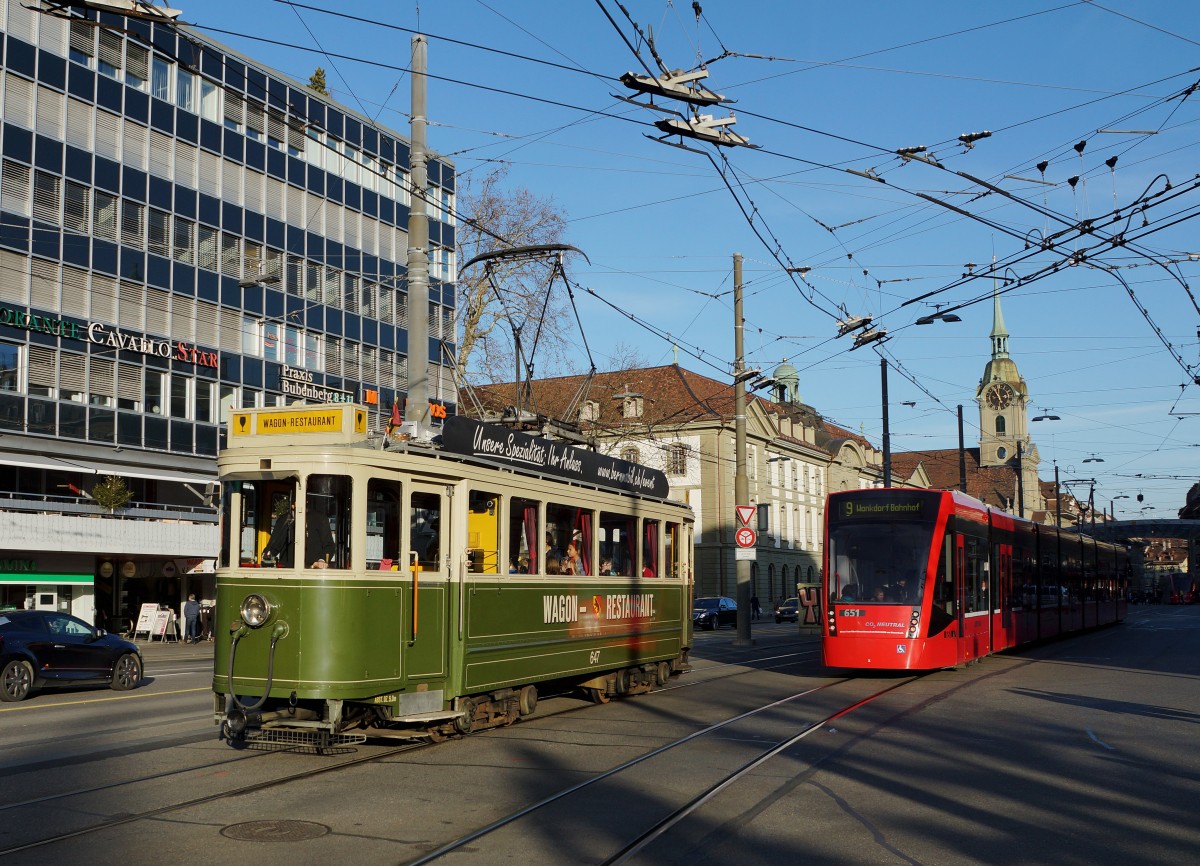 Bernmobil: Das Weihnachtstram war vom 4. Dezember bis zum 20. Dezember 2015 an den Tagen Mittwoch, Donnerstag, Freitag und Samstag in der Stadt Bern unterwegs. Ab der Haltestelle Schwanengasse wurden die Endhaltestellen Guisanplatz und Ostring angefahren. Als MRLITRAM weihnchtlich geschmckt wurde der Be 4/4 145 (1935). Wegen grossem Andrang musste am Samstag den 19. Dezember 2015 fr zustzliche Fahrten das Restaurant Tram BRe 4/4 647, ebenfalls aus dem Jahre 1935, eingesetzt werden. Es freute viele Kinder sehr, dass das MRLITRAM auch diesen Dezember unterwegs war. Die fnf Aufnahmen entstanden am 19. Dezember 2015 in Bern.
Foto: Walter Ruetsch