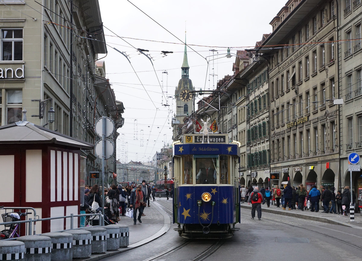 BERNMOBIL: Mrlitram Bern 16. Dezember 2017.
Auch dieses Jahr war in Zrich, Basel und Bern das beliebte vom St. Nikolaus chauffierte Mrlitram unterwegs.
Foto: Walter Ruetsch