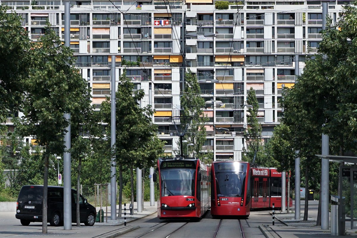 BERNMOBIL.
Tramlinie 8. 
Kreuzung zweier Tramzüge nach Brünnen Westside Bahnhof und Saali vom 15. Juni 2018.
Foto: Walter Ruetsch